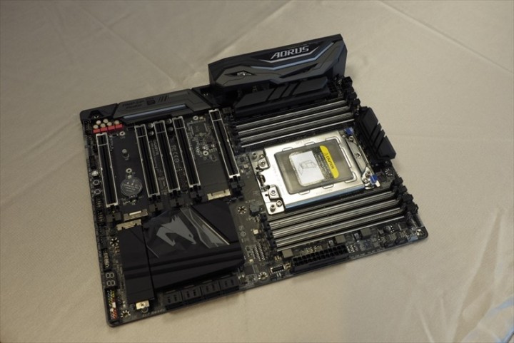 GIGABYTE-X399-AORUS-GAMING-7-7.jpg