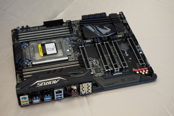 GIGABYTE-X399-AORUS-GAMING-7-8.jpg