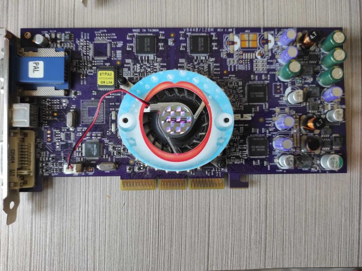 geforce 4 ti 4400 asus v8440.jpg